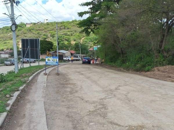 La pavimentación de la colonia Villeda Morales, en la capital, avanza a paso lento, aunque la Secretaría de Infraestructura y Transporte asegura que los trabajos progresan
