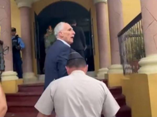 Asfura llega a la funeraria donde velan al director del INA, Javier Talavera