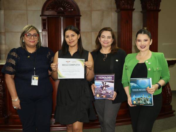 Keilyn Sánchez soñaba con estudiar y ser doctora. Con una beca completa, da el primer paso para ayudar a pacientes con cáncer como su mamá.
