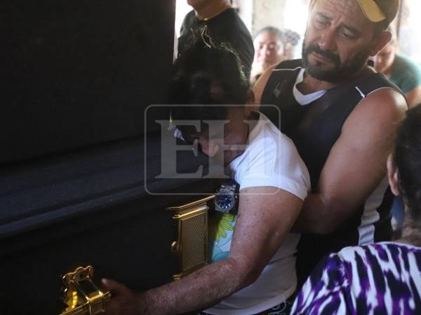 Una sola familia perdió a seis de sus miembros. Hermanos y primos estaban siendo velados en el sector de Loma Larga, tras el accidente en Santa Bárbara.