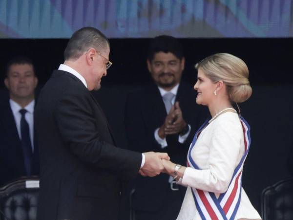 Con invitados especiales y una gran parte de la población de San José, la politóloga Laura Fernández Delgado juró este viernes como la presidenta número 50 de Costa Rica.