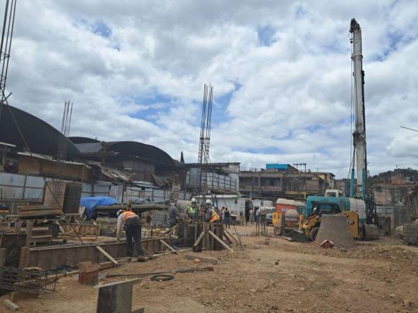 La reconstrucción del mercado San Isidro avanza en un 29% y se prevé que esté lista en octubre, beneficiando a 300 vendedores afectados por el incendio de 2012.