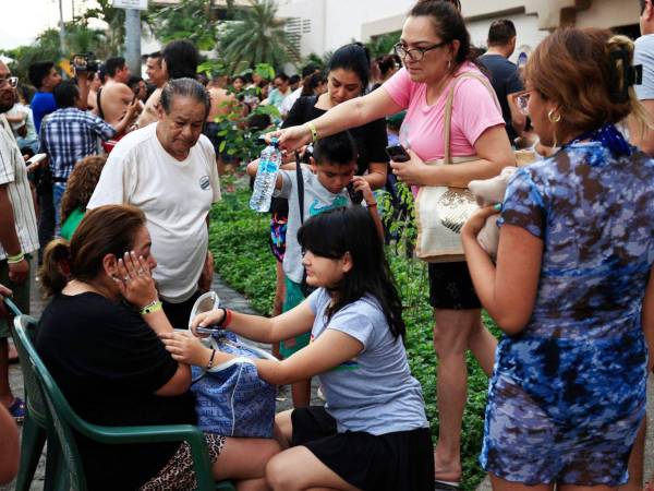Las personas fueron evacuadas de los edificios por el fuerte movimiento telúrico.