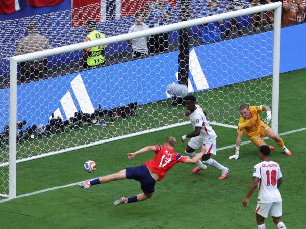 El partido de cuartos de final del Mundial 2026 entre Inglaterra y Noruega tuvo varias polémicas, algunos afirmando que los noruegos fueron perjudcados. A los escandinavos se les anuló un gol y en redes detallaron que se implementó una nueva regla del fútbol que varios no conocían.