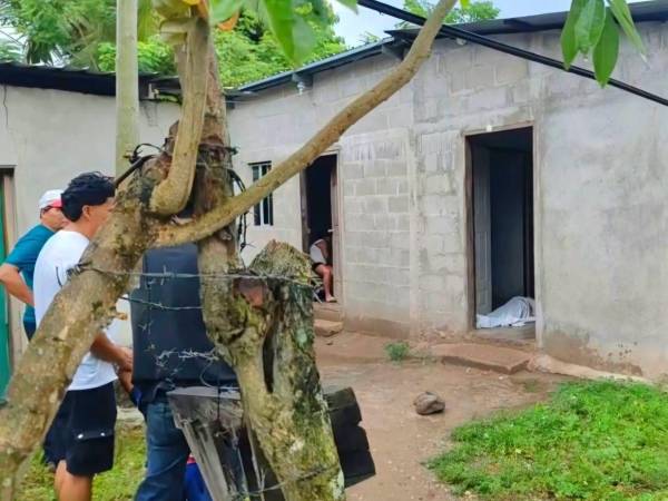 El cuerpo de la joven quedó en la entrada de la puerta de su vivienda.