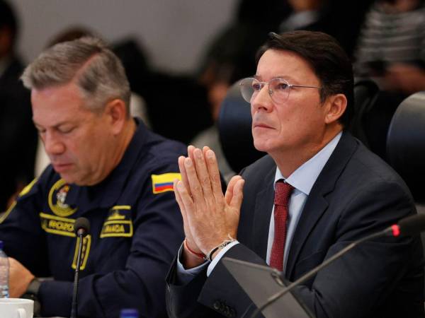 Seguridad. El registrador Nacional del Estado Civil, Hernán Penagos (d), asiste a la activación del Puesto de Mando Unificado (PMU) para garantizar la seguridad, control y transparencia de la segunda vuelta presidencial en Bogotá, Colombia.