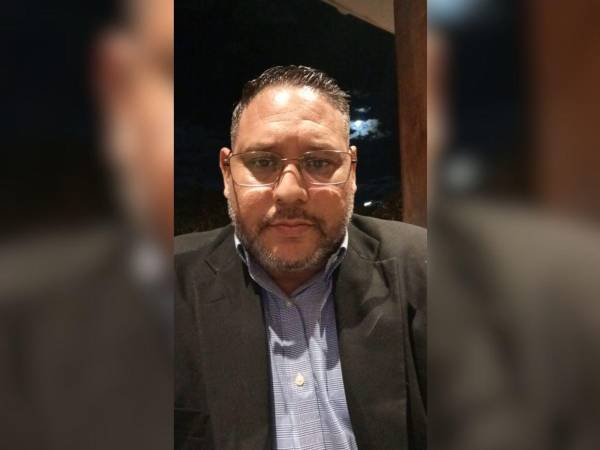 El periodista hondureño José Carlo Panameño fue denunciado por agredir a un vecino tras una discusión por un estacionamiento.