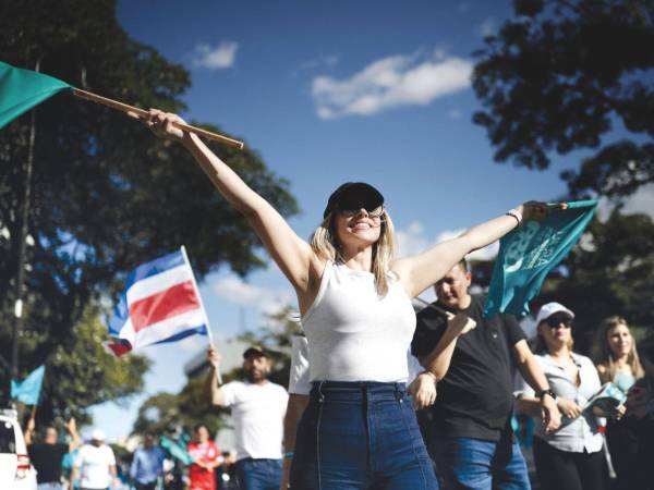 La candidata oficialista del derechista Partido Pueblo Soberano, Laura Fernández, se perfilaba ayer como la ganadora de los comicios generales. Mano dura contra el crimen organizado es una de sus propuestas.