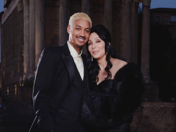 La vida sentimental de Cher apuntaría a movimientos importantes en su relación con Alexander Edwards. La artista, con una trayectoria marcada por decisiones firmes, mantiene un vínculo estable con el productor musical desde hace más de dos años, razón por la que ya sonarían campanas de boda. ¿Qué se sabe al respecto?