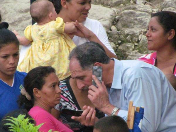 Nasry, fiel a su estilo, sigue usando los mismos teléfonos de sus primeras campañas para mantenerse cercano a la gente.