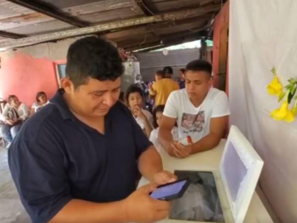 Lino Joaquín Mejía, en medio del dolor que sufre por la muerte de su bebé, pidió ayuda para operar a su esposa.