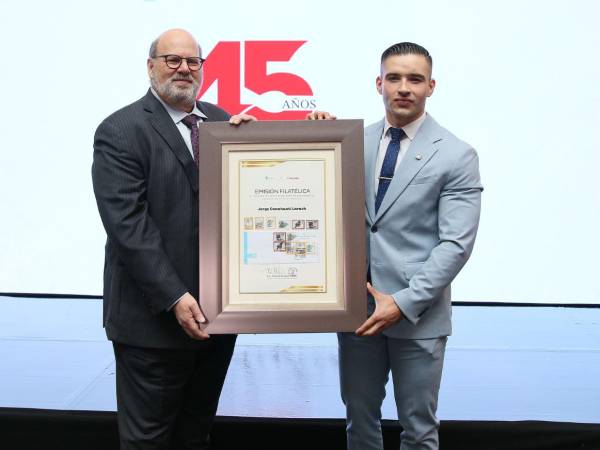 El director de Correos de Honduras, David Zelaya Flores, entregó un reconocimiento al presidente de Grupo OPSA, don Jorge Canahuati.