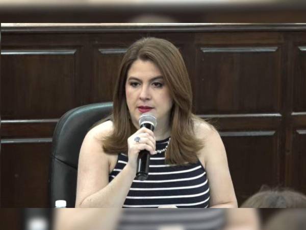 López llegó cerca de las 5:00 de la tarde al Congreso Nacional.