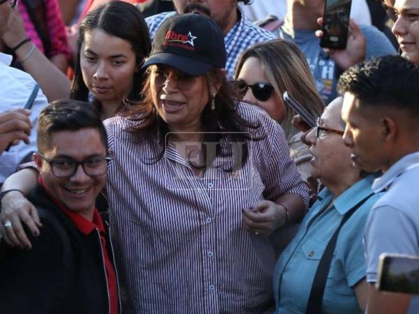 El lunes, Moncada llegó a los bajos del Congreso para apoyar las protestas en contra del juicio político.