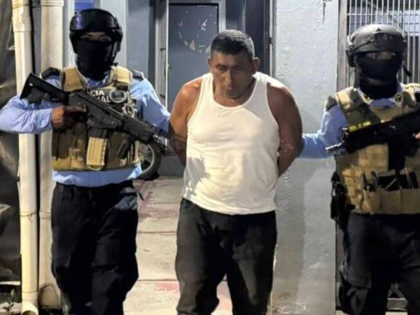 Al imputado se le acusa de porte ilegal de arma de fuego de uso prohibido, tráfico de drogas y asociación para delinquir, además de contar con una orden de captura vigente por el delito de extorsión.