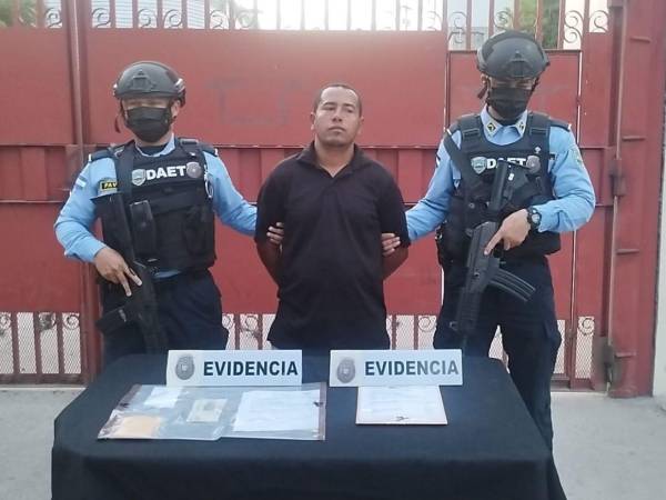 Dayan Josué Amador Flores, conocido con el seudónimo de Chichote, tras ser capturado por agentes de la División Anti Extorsión y Asociaciones Terroristas (DAET).
