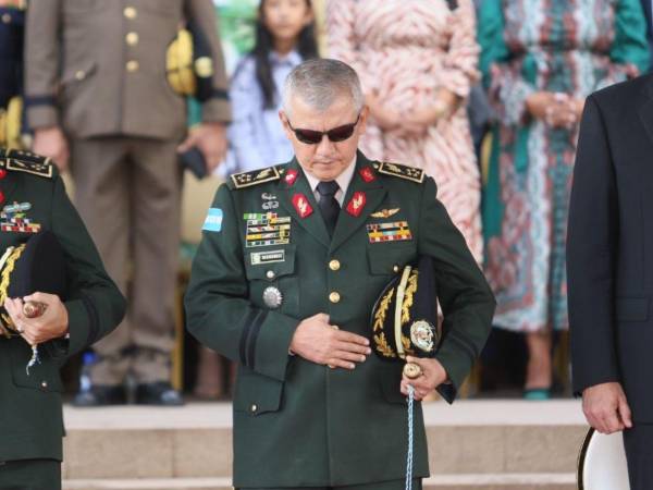 Roosevelt Hernández asumiría como ministro de Defensa durante un poco más de un mes.