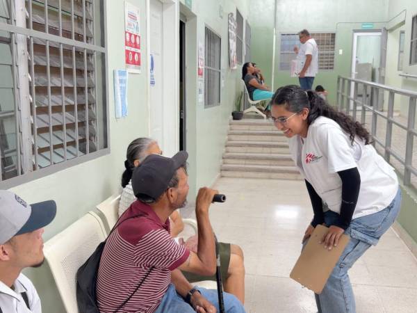 Tras los resultados del método Wolbachia, MSF impulsa una nueva estrategia para reforzar la respuesta contra el dengue en Tegucigalpa.
