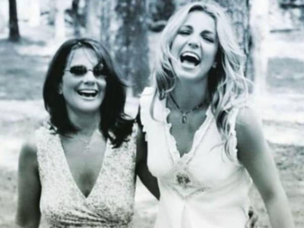 El video que la Patrulla de Caminos de California captó durante el arresto de Britney Spears la noche del 4 de marzo de 2026 dejó al descubierto el reclamo de una vieja herida familiar. En cuestión de minutos, mientras los agentes le explicaban los peligros de conducir bajo la influencia de alcohol o drogas, la cantante de 44 años desvió la conversación hacia un episodio ocurrido hace más de cinco décadas que su madre, Lynne Spears, confesó en sus propias memorias.