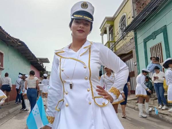 Con marcadas poses, las palillonas en el departamento de La Paz se robaron las miradas ataviadas en conjuntos blancos y dorados. Las jóvenes demostraron su talento en los desfiles patrios.