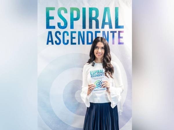 Pamela Ayuso presentó de manera física su nuevo libro Espiral ascendente, que a dos semanas de su lanzamiento digital, alcanzó en la categoría de betseller en Amazon.