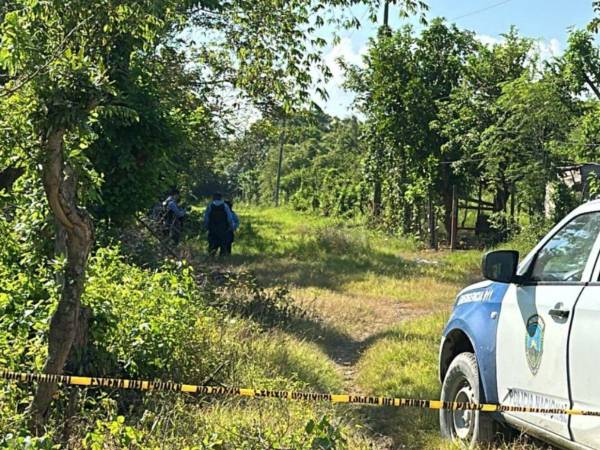 Elementos de la Policía Nacional de Honduras llegaron hasta el sector donde estaba el cadáver.