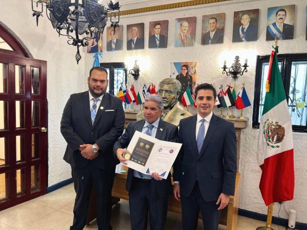 La distinción fue otorgada en la sede de la Embajada de Honduras en México, con la presencia de la embajadora Sonia Cruz de Aspra, el coronel Edwin Galeas y el ministro Dennis McCoy.