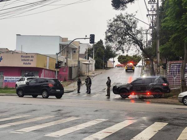 Las autoridades mantienen cerrado el paso en la calle de la escuela.