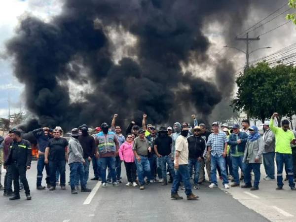 En la capital se han registrado varias protestas con tomas de calles para exigir pagos.