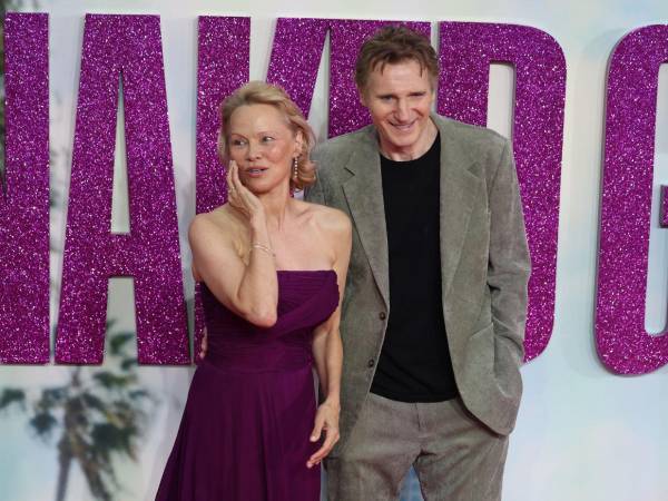 Pamela Anderson y Liam Neeson se dejaron ver especialmente cercanos durante la premiere de The Naked Gun en Londres, lo que desató una ola de rumores.