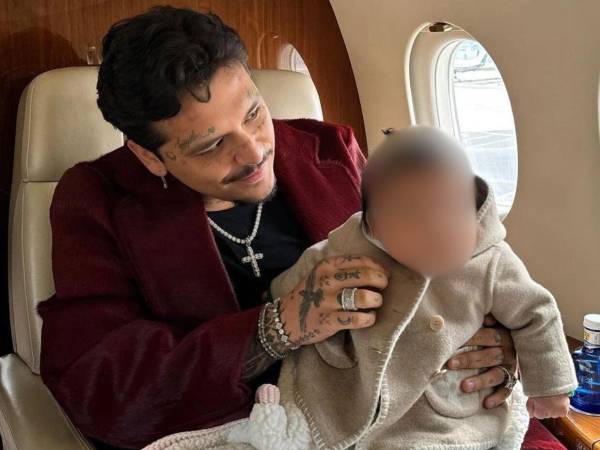 A través de un comunicado firmado por su abogado, César Muñoz, Christian Nodal fijó su postura frente a las recientes declaraciones de Cazzu sobre la manutención y los permisos de viaje de su hija Inti. El escrito busca contrarrestar la versión pública de la cantante argentina y reafirmar el cumplimiento del artista con sus responsabilidades paternas.