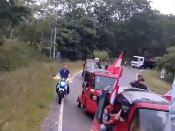 En el video se observa el camión que viene a toda velocidad y luego se vuelca.