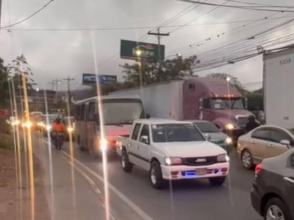 Capitalinos reportan largas filas en el anillo periférico, por lo que se recomienda salir temprano.