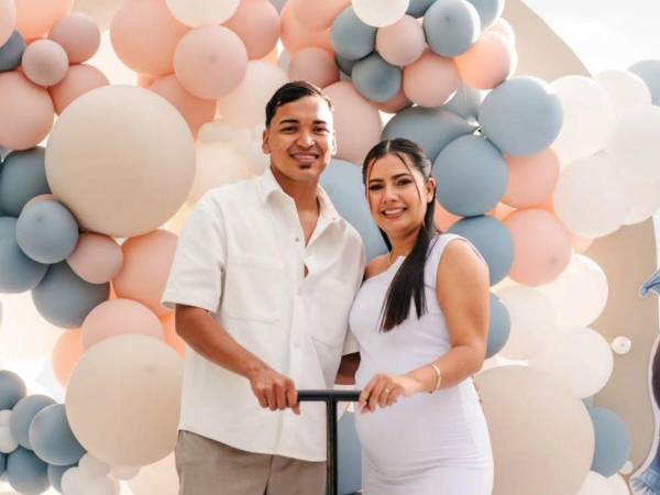 El youtuber salvadoreño Alfredo Larín y su esposa Yudith Vargas organizaron una reunión privada para realizar la revelación de género de su primer hijo, acompañados por familiares y amistades cercanas.