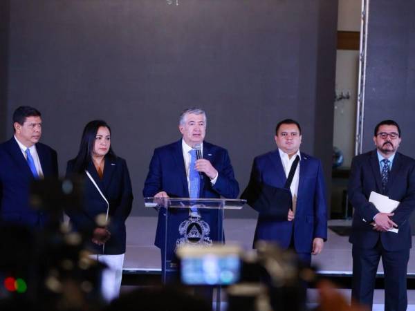 Los funcionarios de gobierno encabezados por el ministro de la Presidencia, Juan Carlos García, dieron a conocer las determinaciones que se tomaron en reunión de Consejo de Ministros.