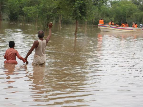 Las autoridades paquistaníes inundaron este lunes 51 aldeas en la provincia oriental de Punyab para reducir la presión de las crecidas de varios ríos y proteger a Jalalpur Pirwala, una ciudad de más de 500.000 habitantes, en medio de unas inundaciones que desde junio han dejado más de 900 muertos en todo el país.