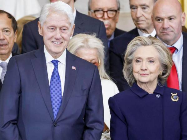 Antes de defender su inocencia, Clinton tuvo unas palabras para su esposa cuestionando al comité de haberla citado pese a que ella no tenía nada que ver con Jeffrey Epstein.