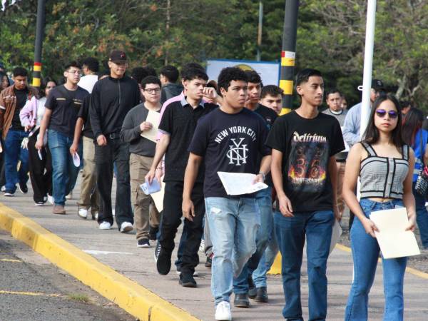 Miles de aspirantes a ingresar a la Universidad Nacional Autónoma de Honduras (UNAH) llegaron a Ciudad Universitaria para realizar la Prueba Hondureña Universitaria de Medición Académica (PHUMA).
