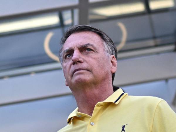 El Supremo le impuso a Bolsonaro una serie de medidas cautelares, como el uso de una tobillera electrónica ante el riesgo de fuga y la prohibición de usar redes sociales.
