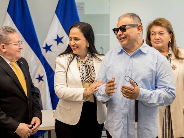 La ministra de Sedesol Fátima Juárez, en compañía del designado presidencial Carlos Flores, participaron en la firma de convenios con representantes de las organizaciones del sector discapacidad.