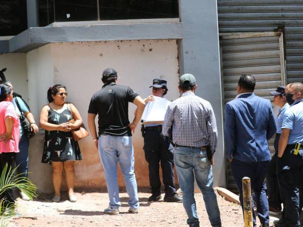 Familiares de don Andrés Pérez junto a las autoridades, en el momento de la realización del levantamiento en Medicina Forense.