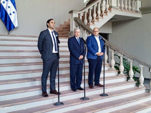 Los funcionarios brindaron entrevistas en las gradas de Casa Presidencial.