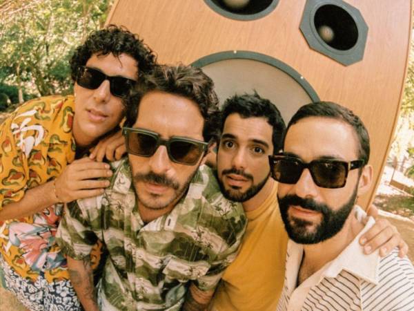 Antes de los Grammy, antes de Coachella, antes de los más de 1,500 millones de reproducciones, había cuatro amigos en Caracas que simplemente querían ser músicos. En un principio, el núcleo de lo que hoy se conoce como Rawayana se reunía para interpretar versiones de sus artistas y agrupaciones favoritas. Ese punto de partida —tan ordinario, tan parecido al de miles de bandas que nunca llegan a ningún lado— es quizá el primer dato curioso de una historia que va mucho más allá del éxito.