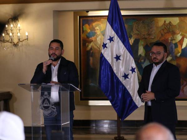 El subsecretario de Salud José Miguel Castillo y el ministro de Comunicaciones de Casa Presidencial, José Augusto Argueta, explicaron los avances en el pago de salarios en el sector salud y el PNRP.