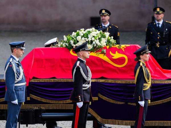 Noruega dio este miércoles 09 de septiembre el último adiós al rey Harald V, fallecido el 28 de agosto a los 89 años, y dio la bienvenida al nuevo monarca Haakon VIII, arropado en este día no sólo por las principales monarquías, sino también por decenas de miles de personas que siguieron tanto el cortejo fúnebre como el funeral de Estado y la posterior salida al balcón de la familia real.