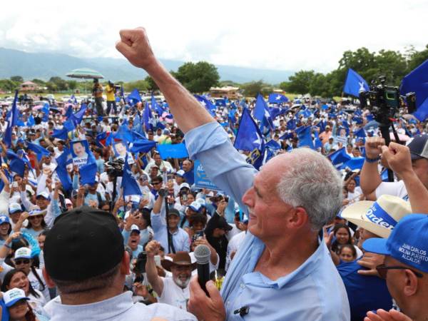 Nasry “Papi” Asfura estuvo ayer en Arenal, Yoro, donde realizó el cierre de campaña, acompañado de centenares de seguidores de la zona norte del país.