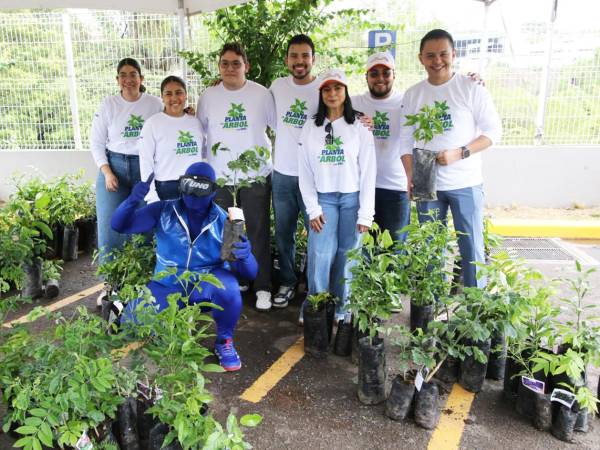 Voluntarios de UNO y Fundación Terra participaron activamente en la entrega de árboles durante la campaña “Planta un árbol con UNO”.