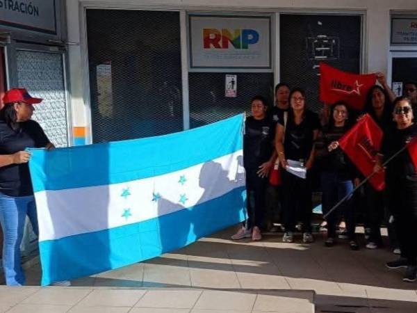 Los simpatizantes de Libre apoyaron a una empleada del RNP, denunciando que ella fue despedida sin justificación alguna.