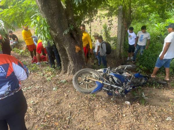 Personal del Cuerpo de Bomberos llegaron al lugar del fatal accidente vial y confirmaron que el motociclista ya no presentaba signos vitales y la escena fue entregada a las autoridades competentes.