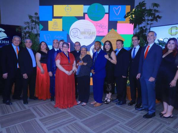 La junta directiva de Osovi junto con la ganadora del Premio Quetglas y los dos finalistas.